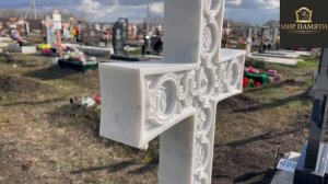 Крест из белого мрамора Коелга