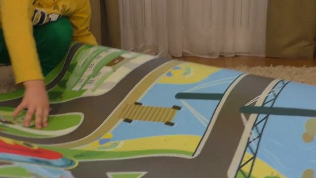 Рома и Диана Рома показывает инерционные машинки Paw Patrol