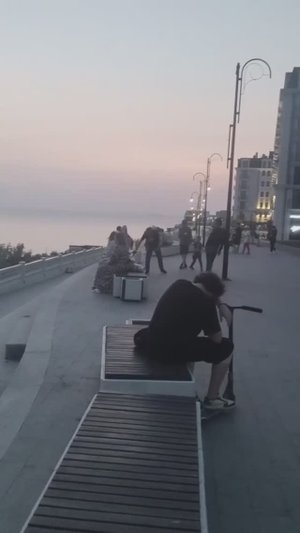 Вечерняя Анапа 2025: необычно мало людей и закрытые пляжи