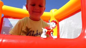 Рома и Диана Рома играет на батуте с новыми игрушками