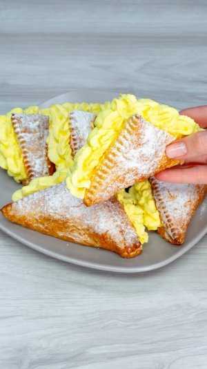 Они исчезнут через минуту! Идеальный кремовый десерт из слоёного теста