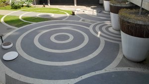 Круги на поверхности земли средствами мощения