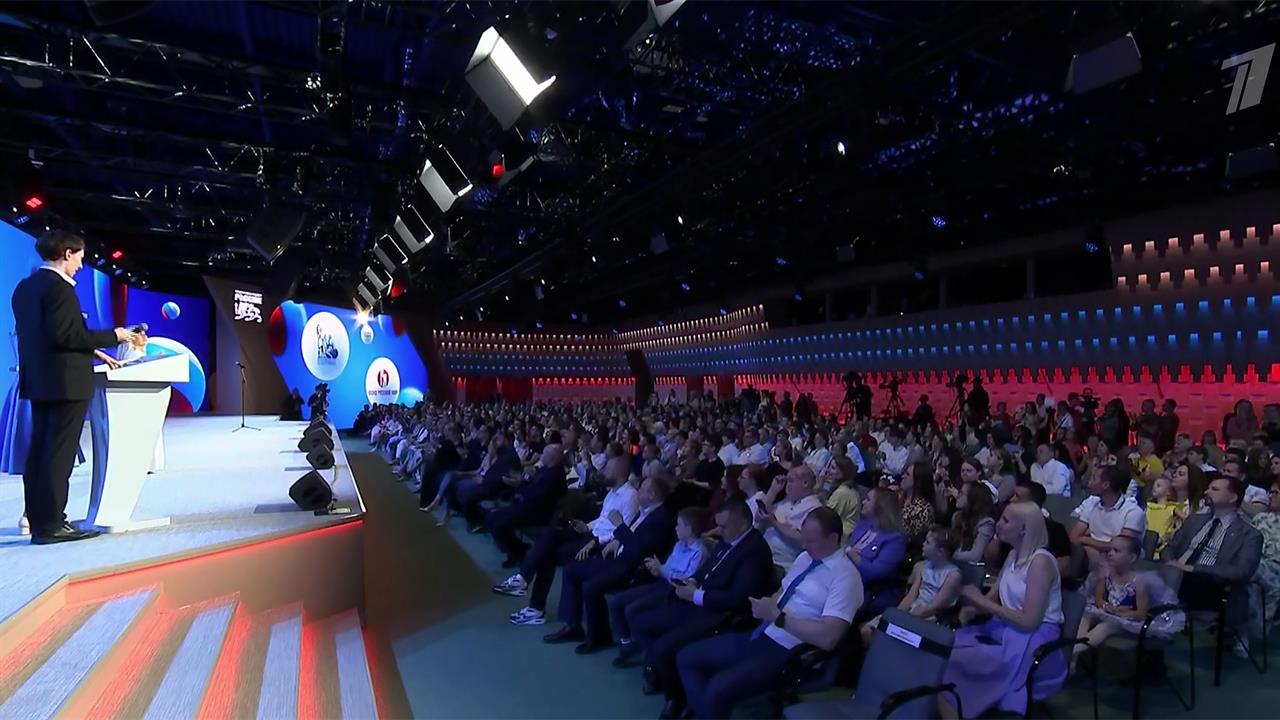 В национальном центре "Россия" наградили победителей конкурса Расскажи миру о своей Родине.