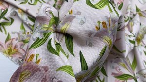 Вискоза  молочного цвета с принтом   розовые лилии 17542