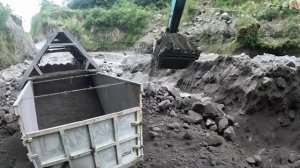 Строительство, экскаватор копает чёрный песок, обзор