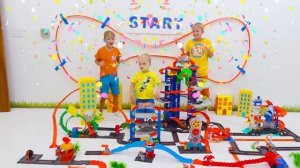 Влад и Никита Крис играет с машинками Hot Wheels и строит город Hot Wheels