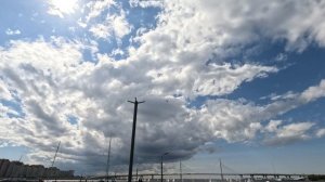 «Полёт над голубым небом: вертолёт в небесах»