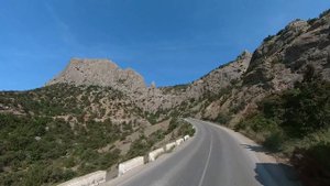 Проезд по горам на машине в Крыму