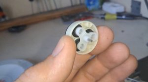 Аккумуляторная вакуумная присоска SHIJING не отключаетс?