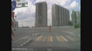 Новосибирск 07.06.2025: Уличный танцор встретился на дороге
