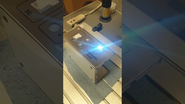 Лазерная гравировка логотипа оборудования SteelGuard. Процесс лазерной маркировки на металле