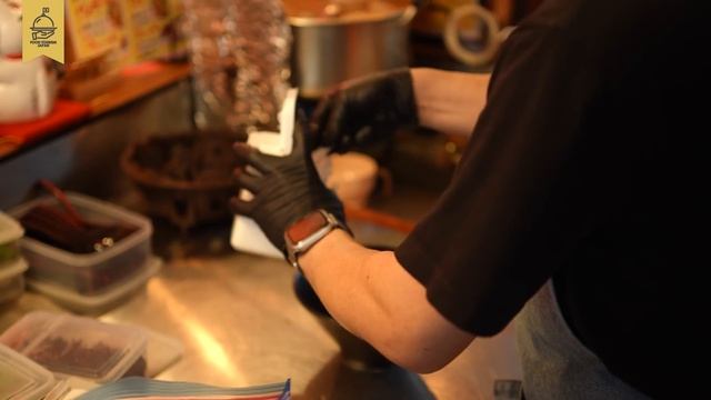 中洲屋台で修行を積んで夫婦二人三脚で開業した福岡屋台!こだわり餃子や博多ラーメンで賑わう人気屋台 Japanese Yatai Street food stall Fukuoka, Japan