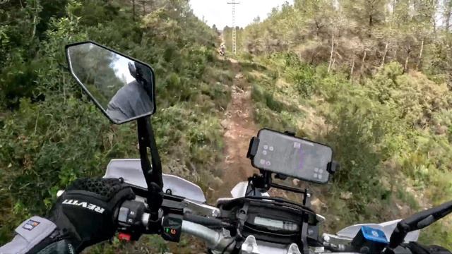 Новички Набираем опыт на  горном бездорожье Husqvarna 701 Hond смотреть онлайн