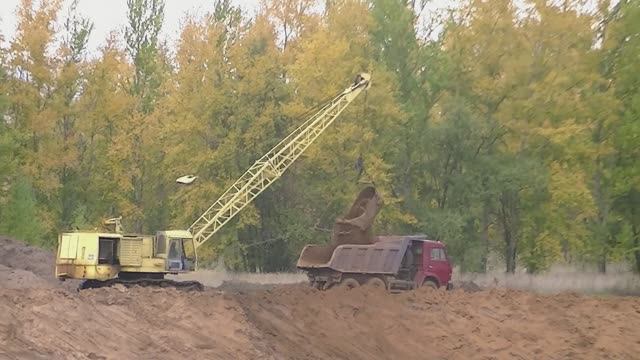 Экскаватор-драглайн ЭО-5119 в глиняном карьере смотреть онлайн