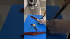 Нарезка жареного угря