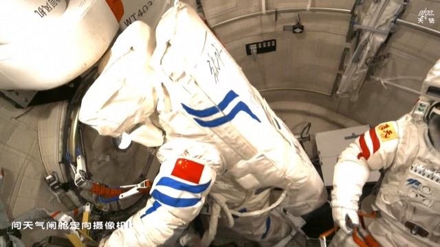 Экипаж Шэньчжоу-19 совершил второй выход в открытый ?