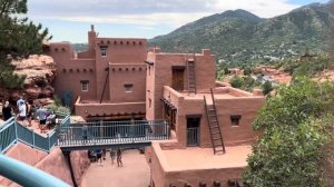 Древние жилища в скалах. Колорадо Спрингс штат Колора?