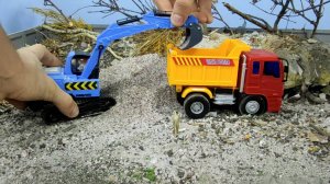 Экскаватор и Самосвал играют в песком - Машинки Игрушки. КирКарТойс