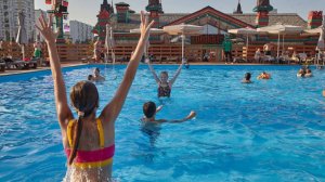 Жители Москвы спасаются от аномального зноя в открытых бассейнах столицы