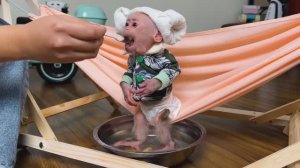Обезьянка крошка БУКАШКА парит ножки и ест в гамаке Дремлет лапуся