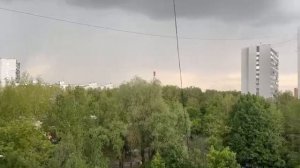 У нас пошёл дождь.