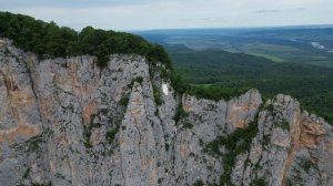 Белое пятно в виде портала в восточной части Ахмет-скалы.