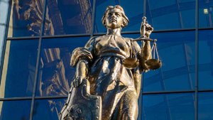 Суд взыскал с сына "крабового короля" Кана 358,7 миллиарда рублей