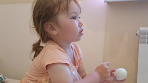 Чистим яйцо