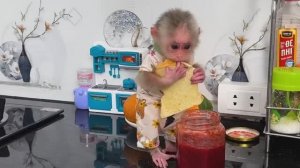 Обезьянка крошка БУКАШКА одна проснулась  Втихаря нашла джем Ест с хлебом Перепачкалась милаха