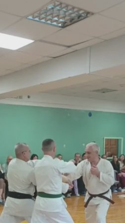Каратэ. Разбиваем 2 доски. Маленькие детки и взрослые мужчины.
