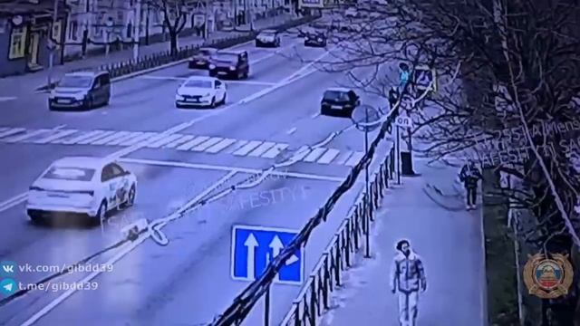 Автомобиль сбивает человека на моноколесе в Калининг? смотреть онлайн