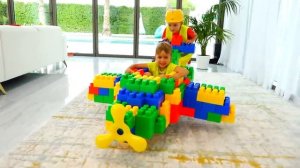 Влад и Никита Влад и Никита катаются на игрушечном самолете и играют с игрушками