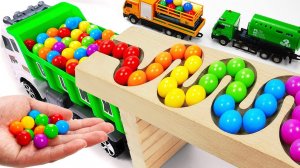 Видео для детей. Скатываем разноцветные шарики в игрушечные грузовики. Детям