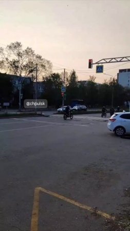😠 На улице Димитрова эндуристы решили, что красный свет светофора не для них