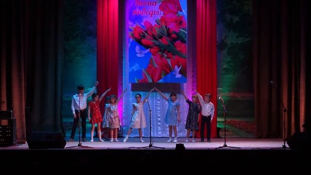 Идет солдат по городу - Ансамбль "Дружба" смотреть онлайн