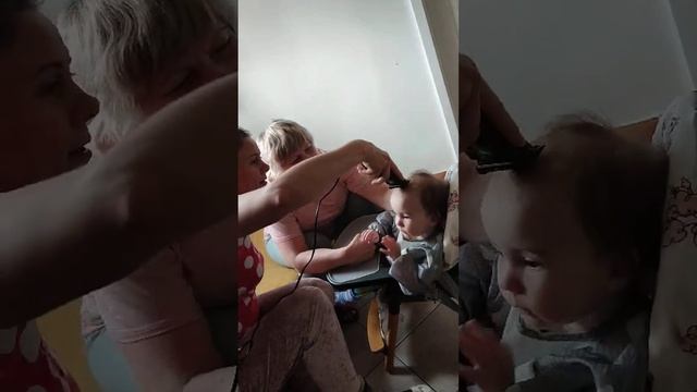 Стрижка Тимки налысо: бабушка в роли отвлекателя
