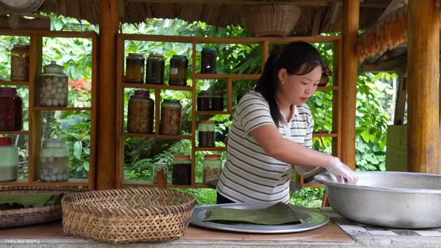 ''Harvesting Corn and Making Super Delicious Corn Cakes to Sell at Market.''Trieu Mai Huong