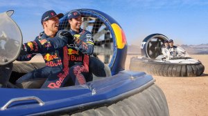Пилоты F1 Дрифтуют На Воздушной Подушке В Пустыне (Ред Булл | Red Bull)