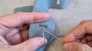 Петли под пуговицы на вязаном изделии.