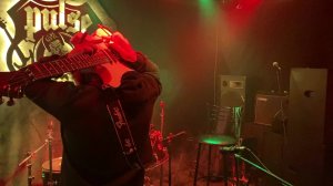 Гитарное выступление в рок-клубе