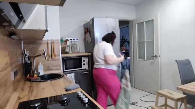 Отмываю газовую плиту, навожу  порядок на кухне и в прихожей.Мотивация на воскресную  уборку