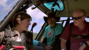 Том Круз попал в Книгу рекордов Гиннесса!
За то что совершил 16 прыжков с горящим парашютом во врем