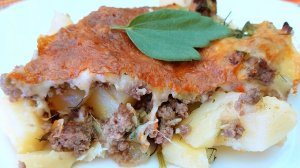 Картофельная запеканка с говяжьим фаршем и молодым кабачком. Приготовлена в духовке.