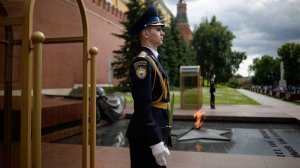 Караул сменился, туристы разошлись. Что происходит на посту №1