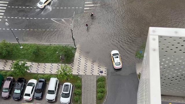 Вода пришла на ул. Летчика Грицевца в Солнцево Парк