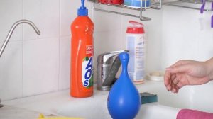 Ребенок лечит маму от икоты. Ребенок и мама сидят пьют