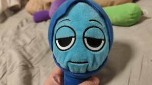 играем в мягкую игрушку синего спрунка для детей