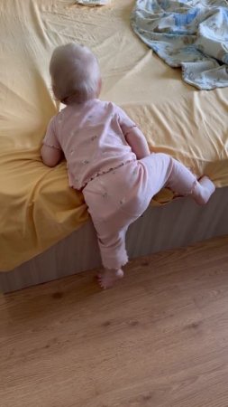 Штурм кровати😁#ребенок #рекомендации #блогер #детиприколы #baby #топвидео #продвижение #тренды