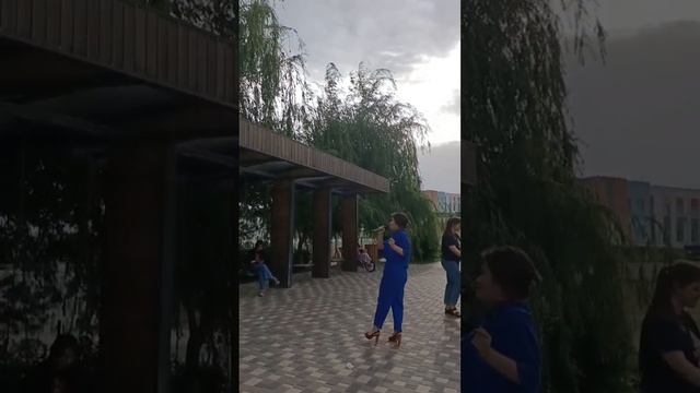 Карина Кьют поет Голубые небеса вместе со зрителями | Черкасовский сквер