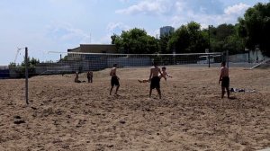 Ежедневно тысячи саратовцев отдыхают на пляжах в Затоне и на Новой набережной
